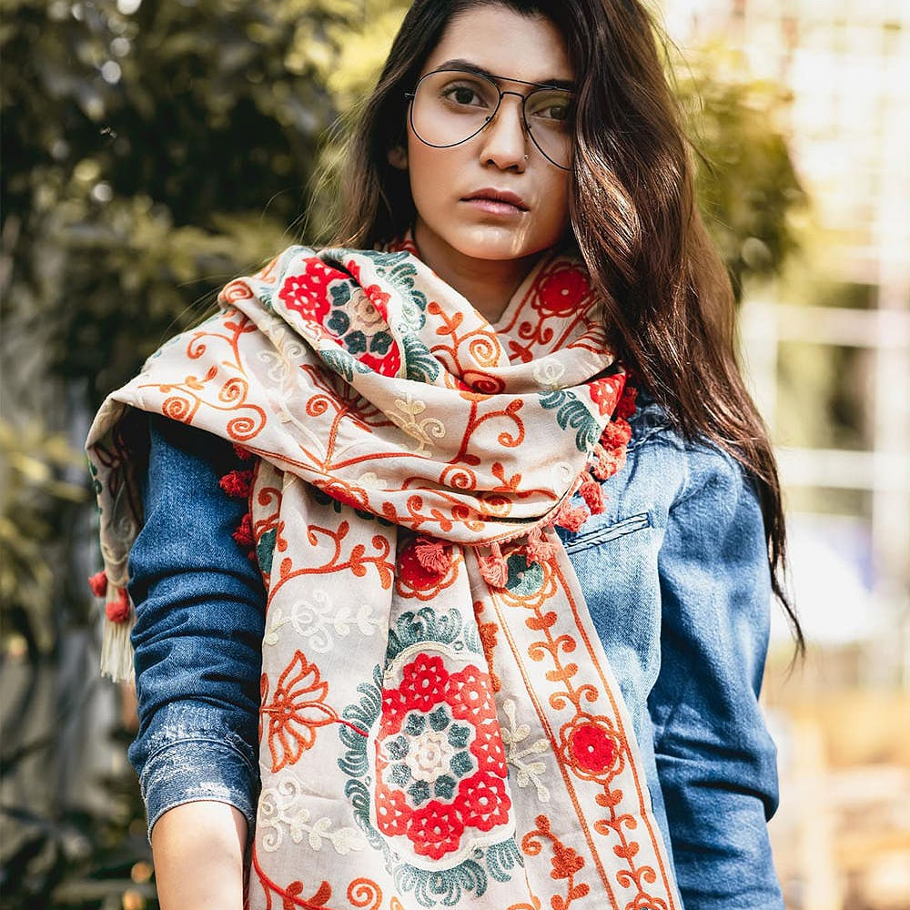 Face,Hair,Joint,Lip,Outerwear,Shoulder,Street fashion,Fashion,Orange,Textile