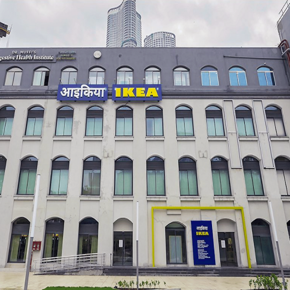 Sky,Building,Window,Plant,Cloud,Urban design,Facade,City,Commercial building,Symmetry