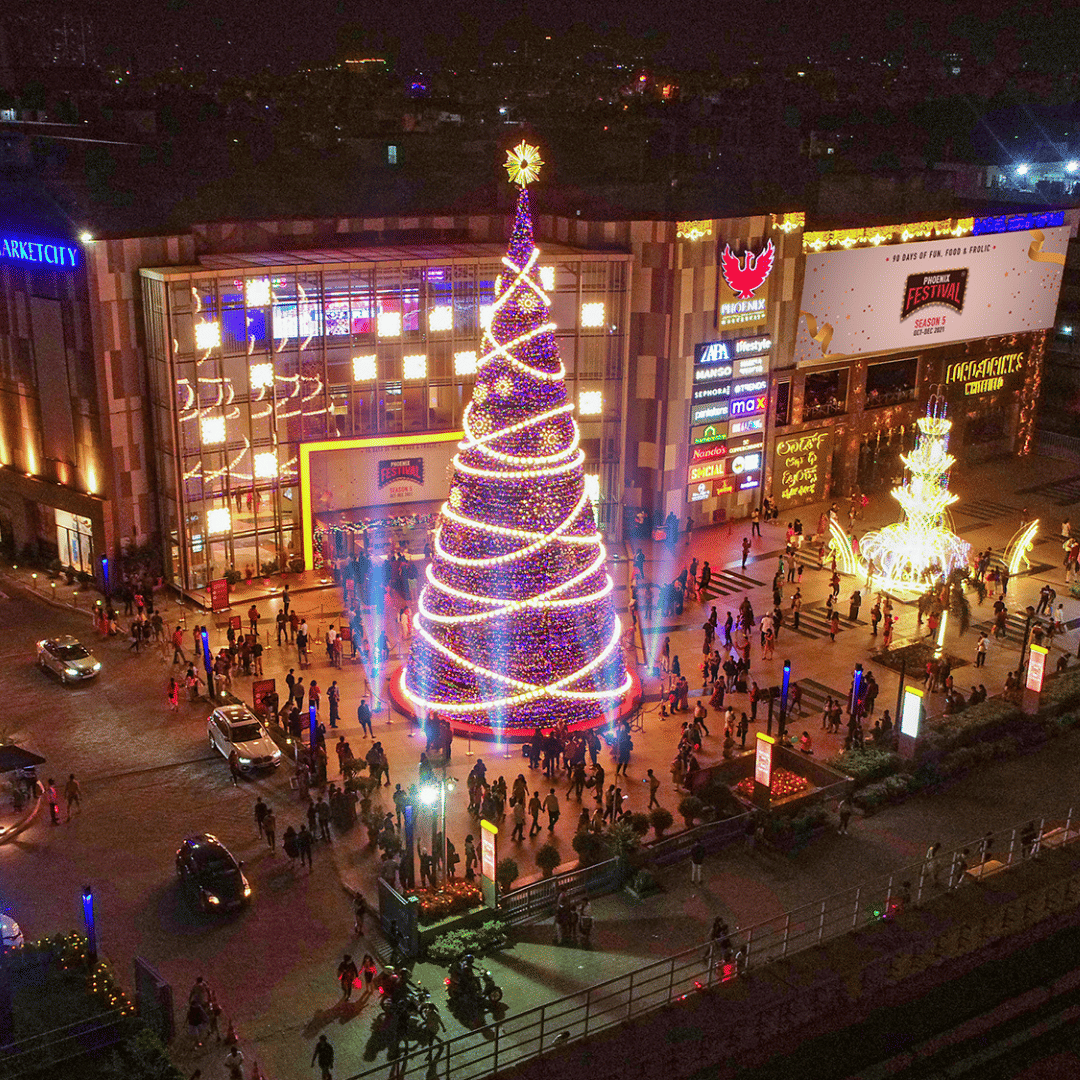 Christmas tree,Plant,Christmas ornament,Building,Electricity,Architecture,Christmas decoration,Public space,Metropolis,Landmark