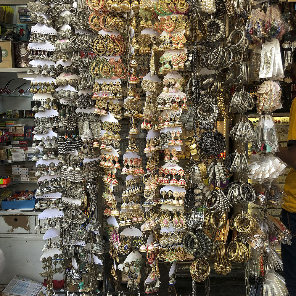 Eyewear,Retail,City,Market,Souvenir,Marketplace,Selling,Metal,Jewellery,Fashion accessory