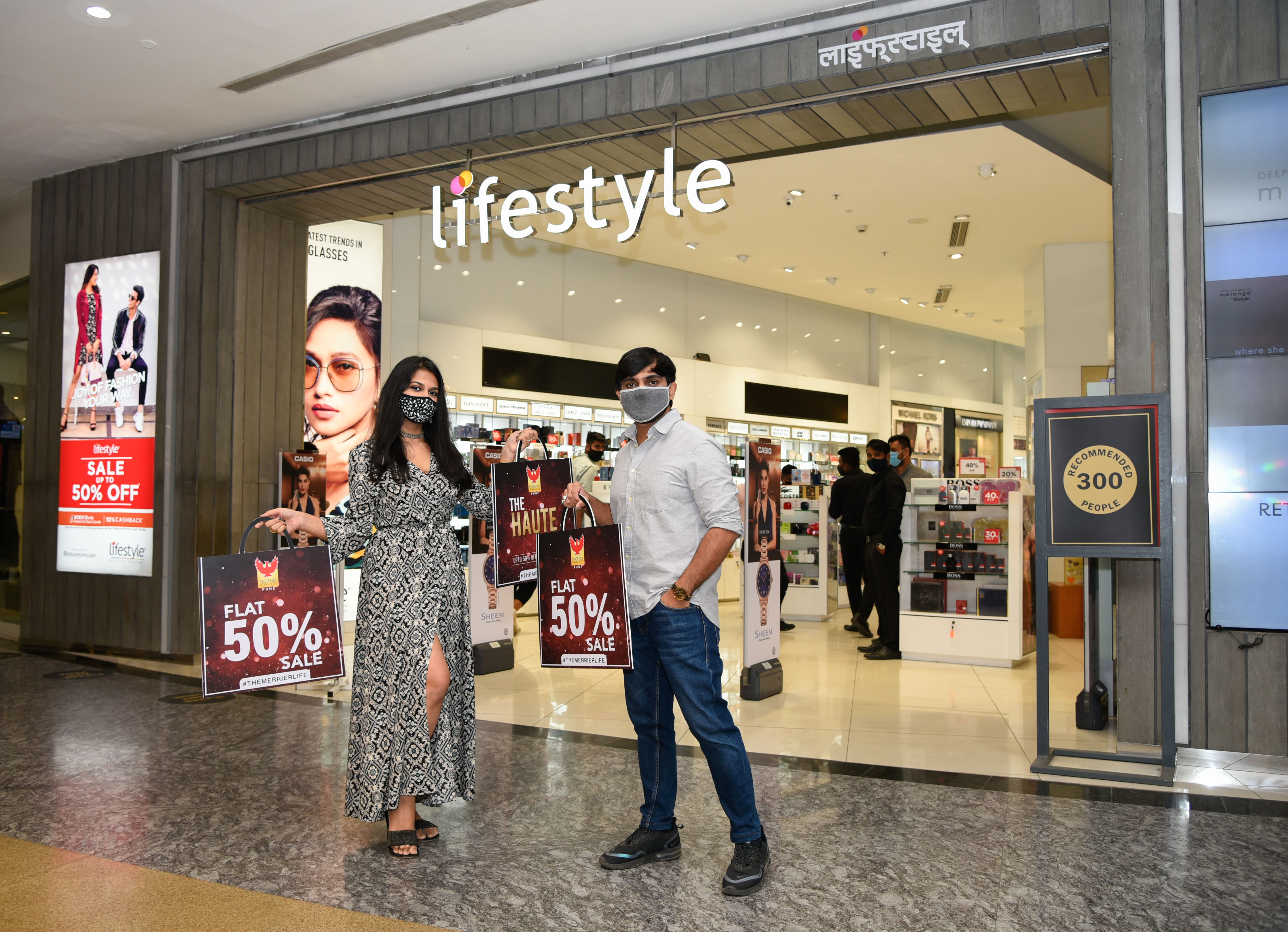 Luggage and bags,Shopping,Customer,Bag,Automotive design,Eyewear,Street fashion,T-shirt,Retail,Event