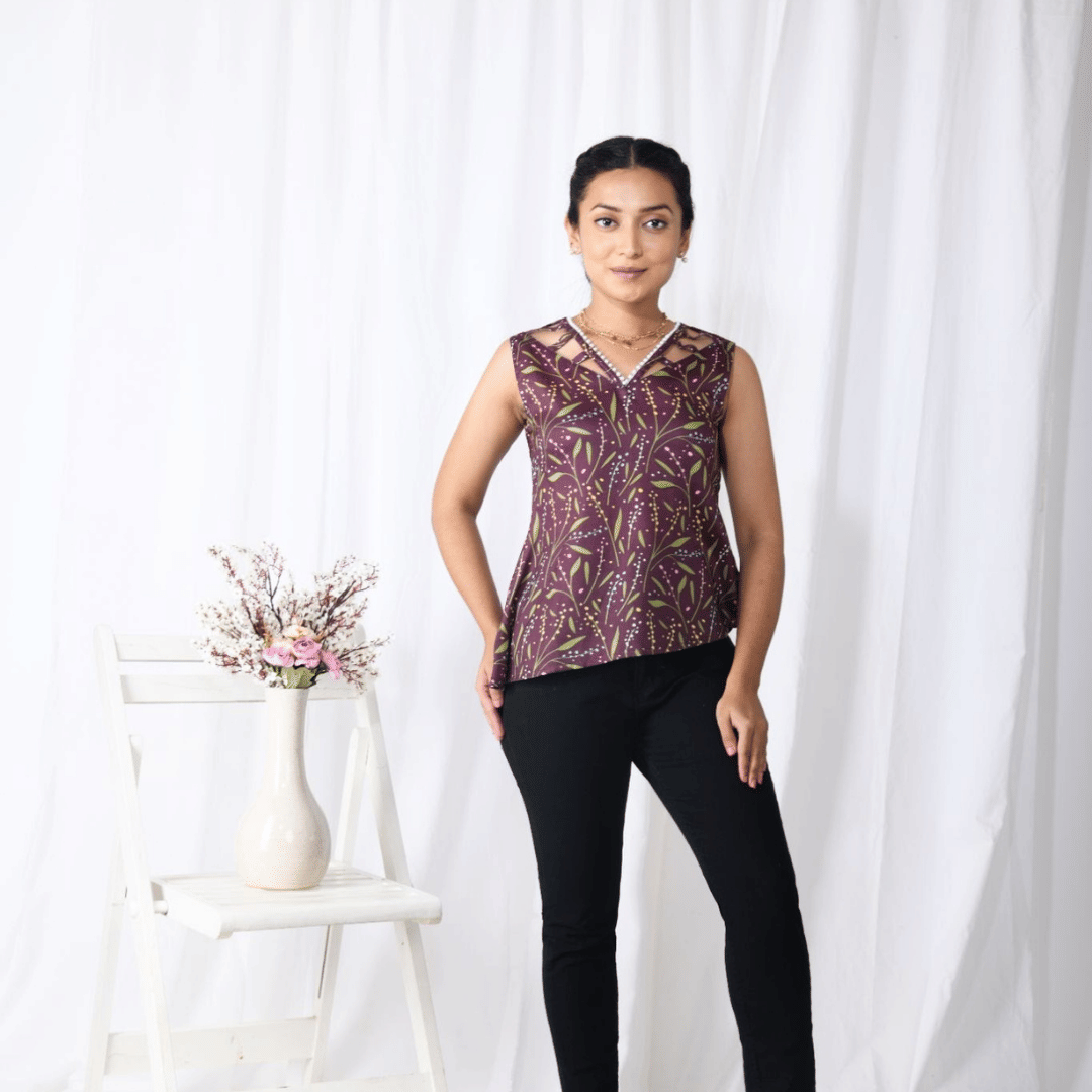 Joint,Shoulder,White,Neck,Sleeve,Flower,Dress shirt,Waist,Collar,Curtain