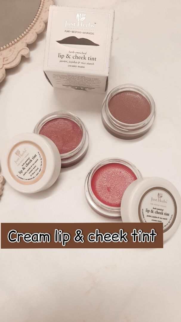 Head,Hand,Eye,Cosmetics,Human body,Eyelash,Face powder,Eye shadow,Paint,Pink