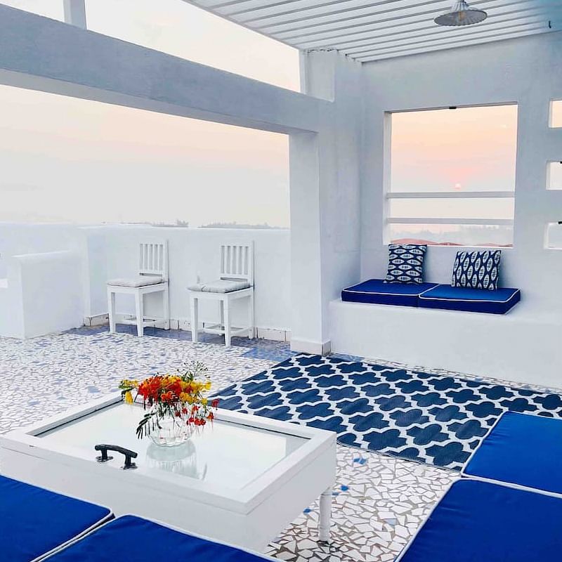 Building,Table,Architecture,Interior design,Flower,Flooring,Floor,Tile flooring,Space,Ceiling