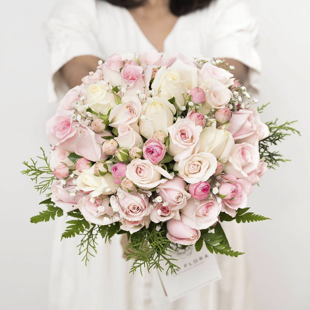 Flower,White,Petal,Dress,Hybrid tea rose,Pink,Gesture,Plant,Flower Arranging,Rose