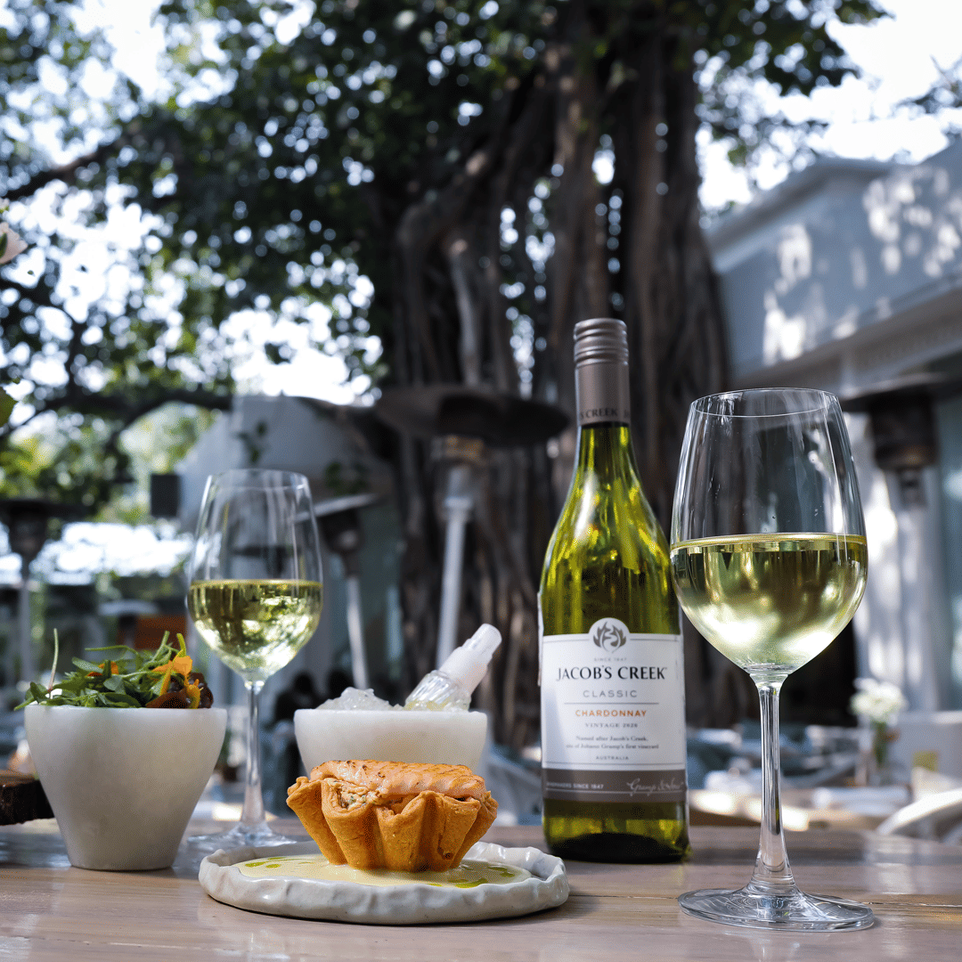 Tableware,Food,Table,Drinkware,Plant,Stemware,Wine glass,Wine,Dishware,Barware