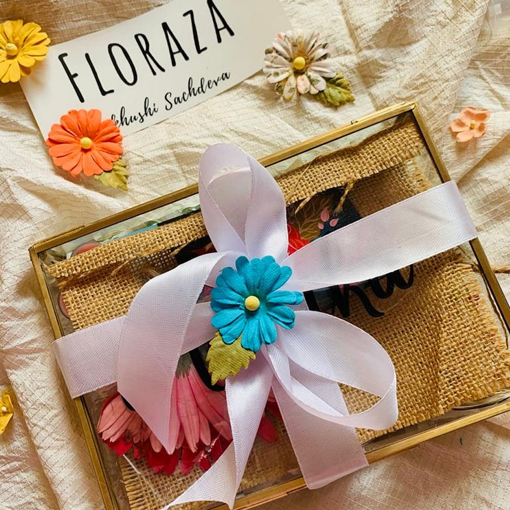 Product,Petal,Flower,Yellow,Font,Aqua,Material property,Rectangle,Bow tie,Ribbon