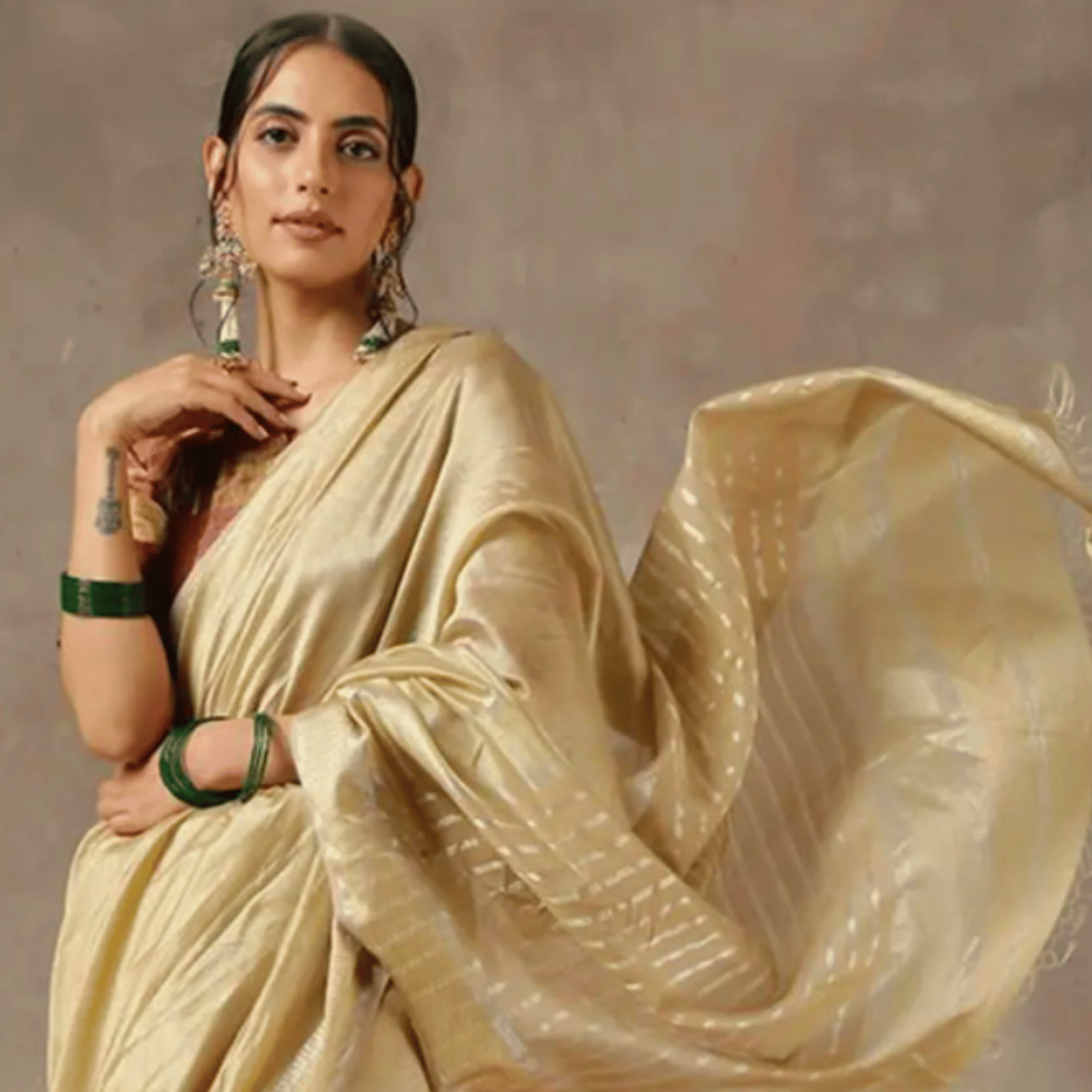 Head,Hand,Arm,Neck,Sleeve,Dress,Waist,Trunk,Fashion design,Formal wear