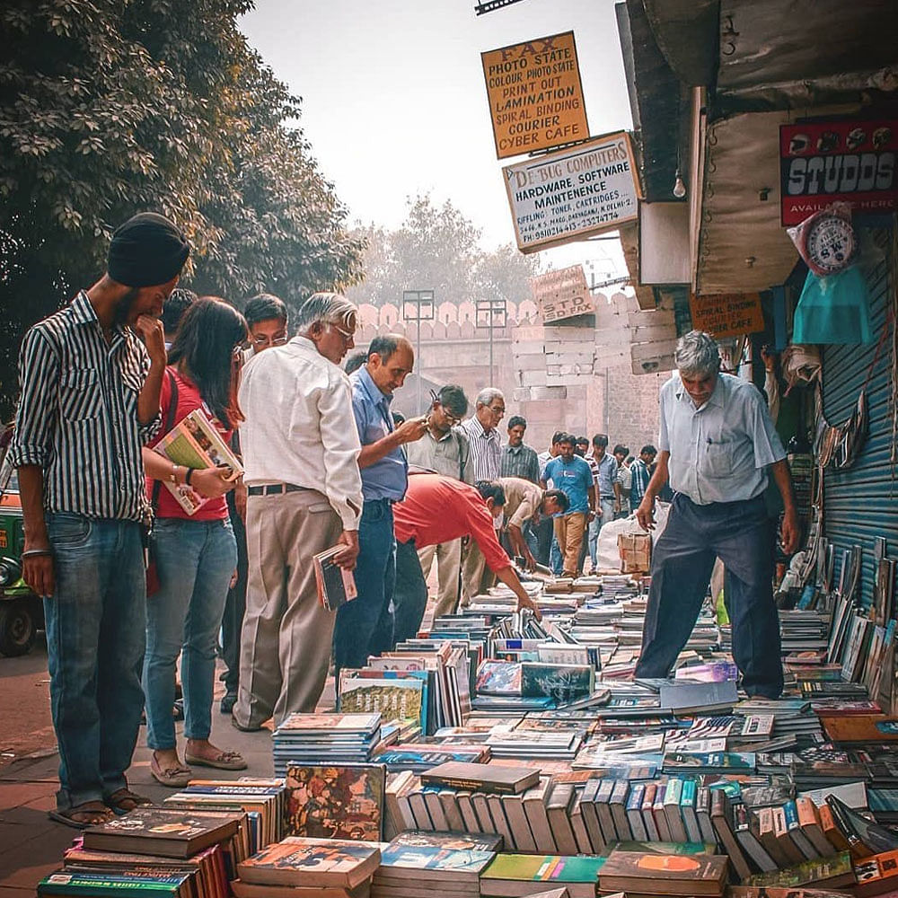 Trousers,Jeans,Human,Sky,Selling,Public space,Artist,Wall,City,Crowd