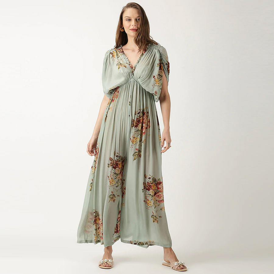 One-piece garment,Shoe,Shoulder,Leg,Dress,Neck,Day dress,Sleeve,Waist,Gown