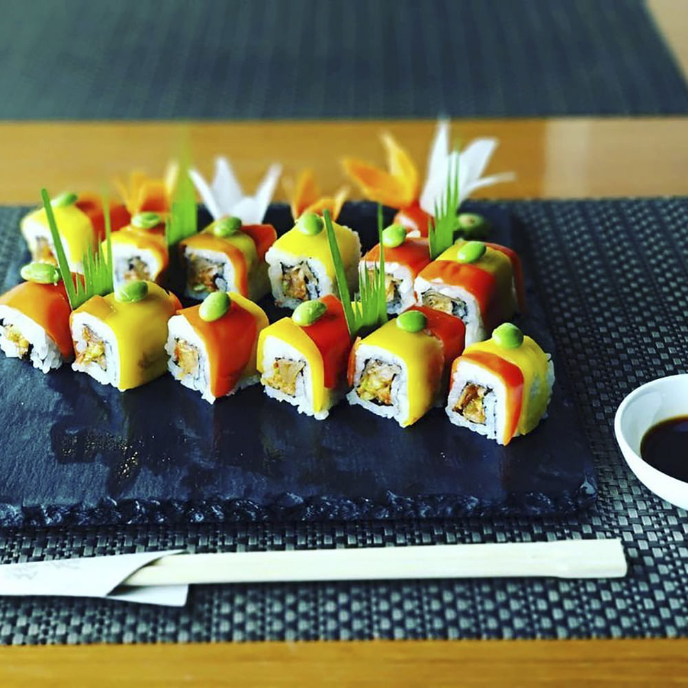 Food,Sushi,Tableware,Soy sauce,Ingredient,Recipe,Cuisine,Garnish,California roll,Sashimi