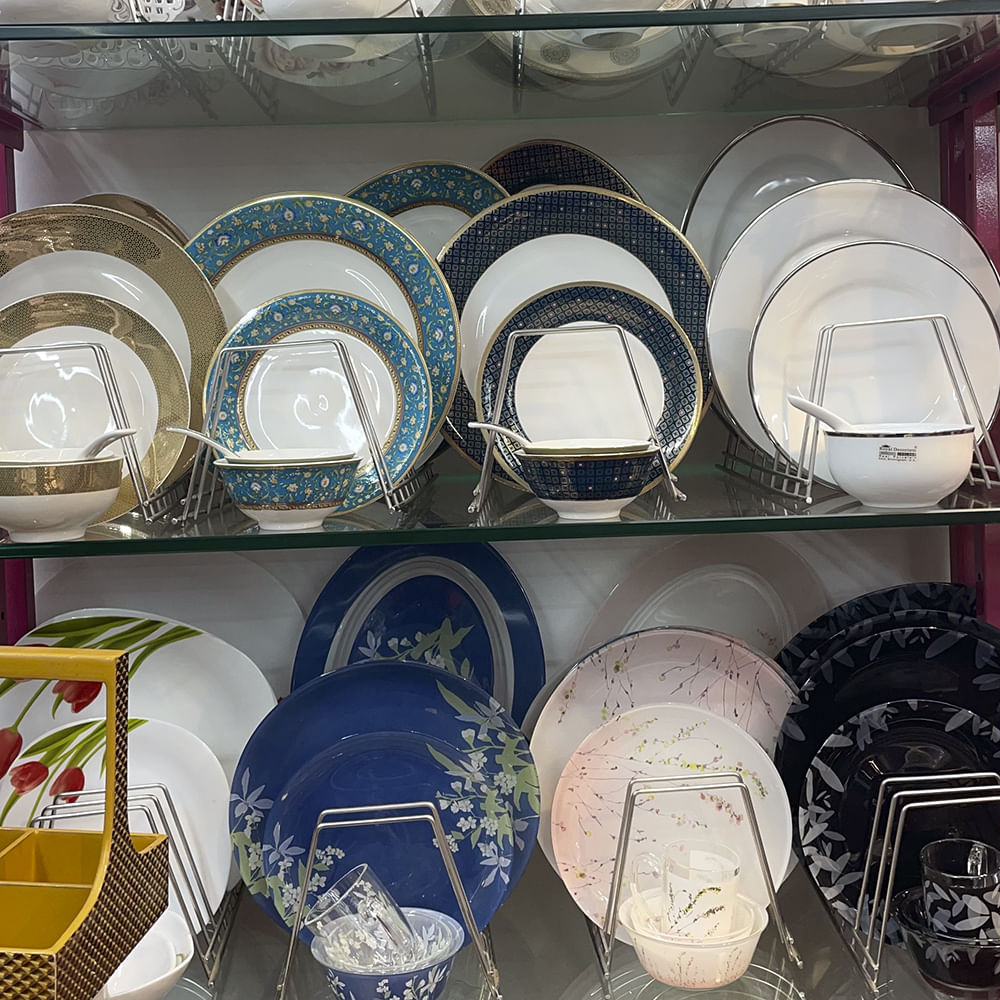 Tableware,Dishware,White,Light,Product,Automotive lighting,Serveware,Automotive tire,Plate,Automotive wheel system