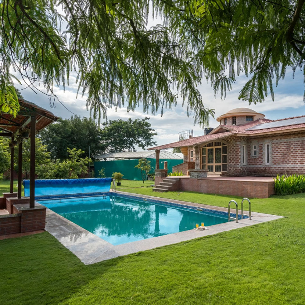 Water,Plant,Property,Sky,Cloud,Swimming pool,Building,Azure,Tree,Grass