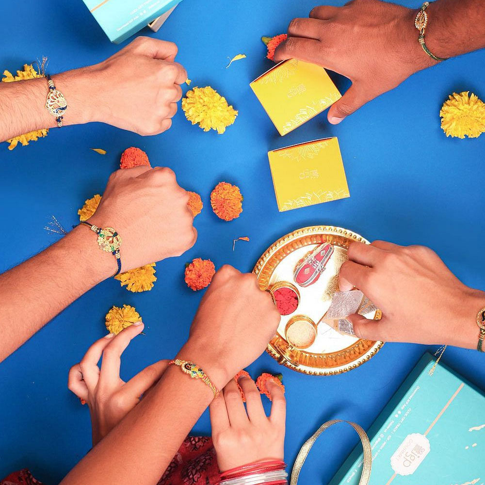 Hand,Blue,Azure,Finger,Yellow,Gesture,Nail,Thumb,Red,Wrist