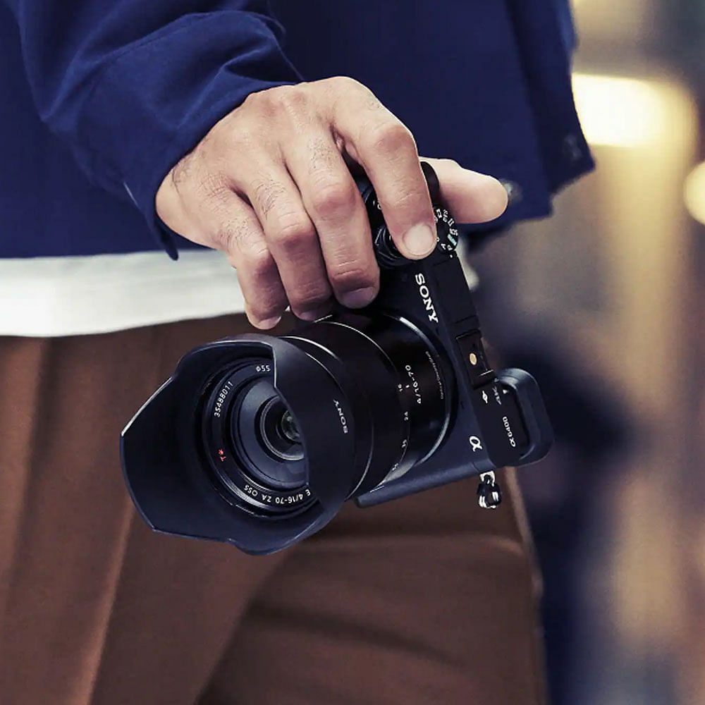 Hand,Arm,Photographer,Reflex camera,Digital camera,Mirrorless interchangeable-lens camera,Camera,Digital SLR,Camera lens,Point-and-shoot camera