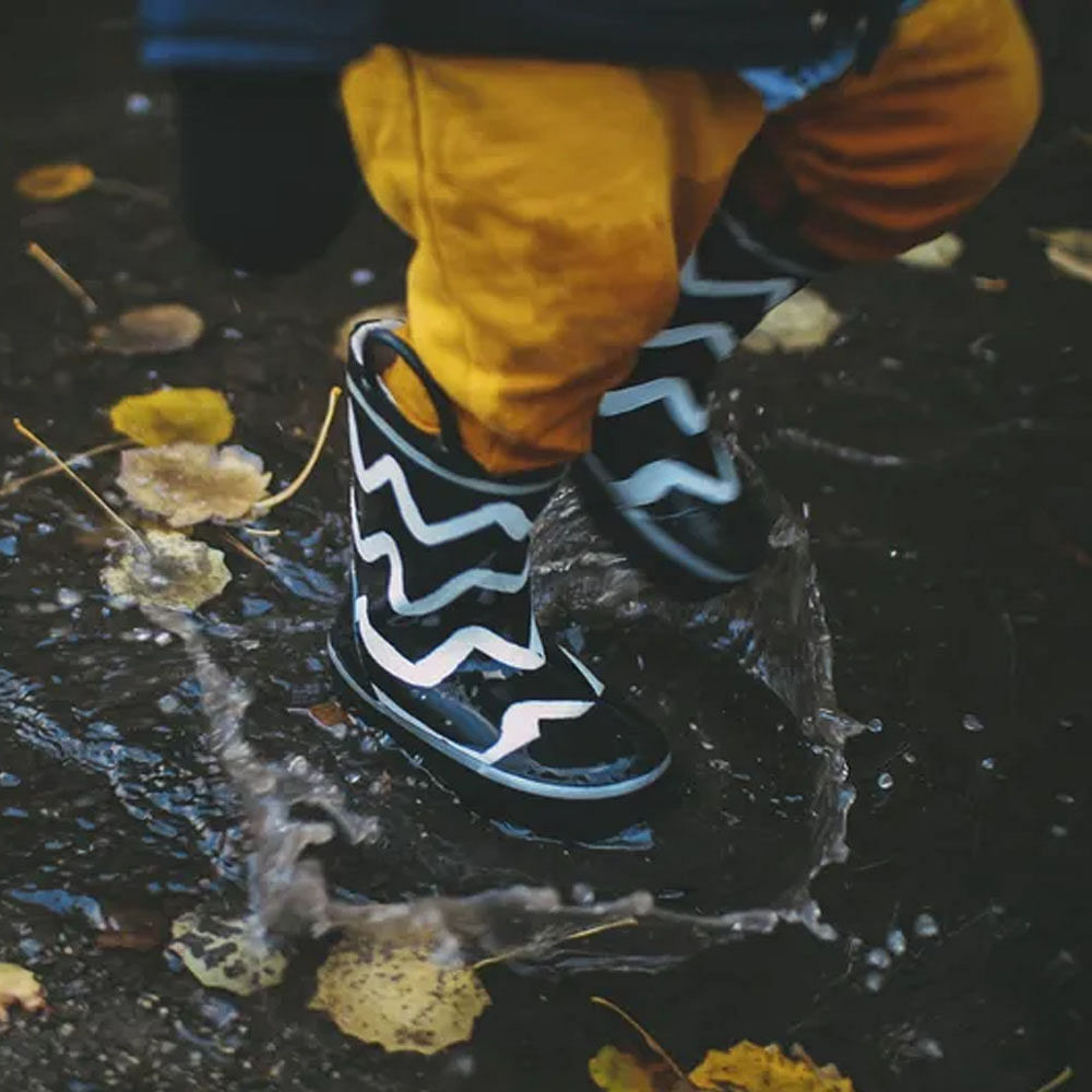 Water,Organism,Asphalt,Yellow,Road surface,Human leg,Personal protective equipment,Walking shoe,Sportswear,Electric blue