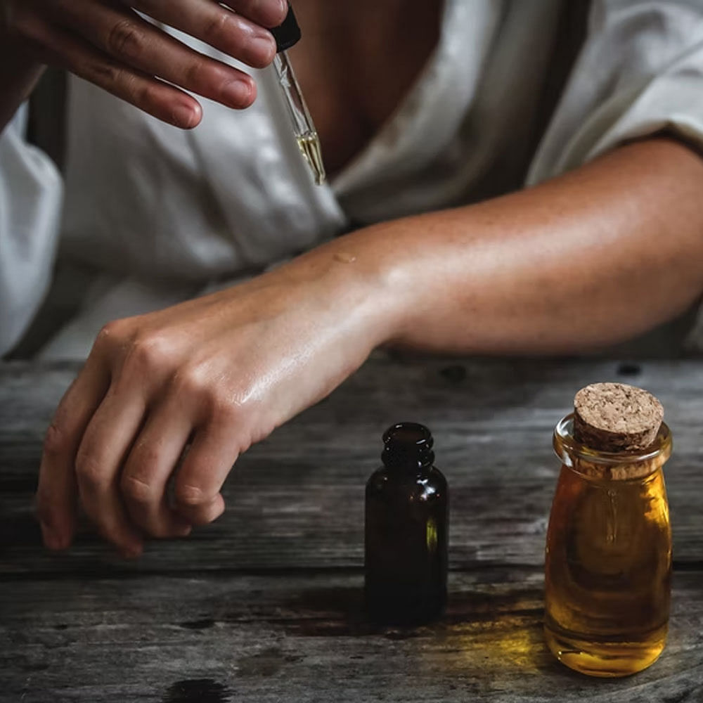 Mason jar,Gesture,Thumb,Finger,Condiment,Nail,Wood,Ingredient,Canning,Preserved food