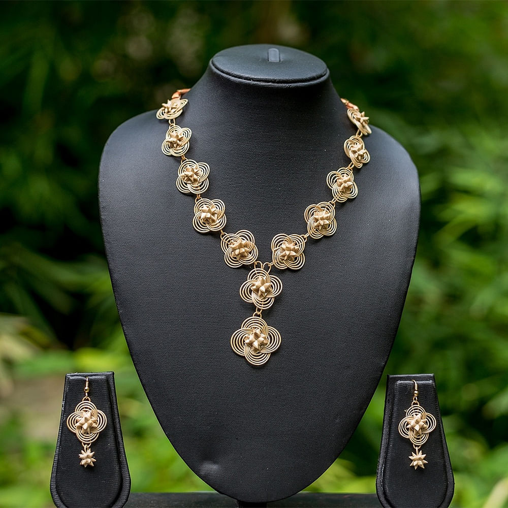 Body jewelry,Neck,Yellow,Necklace,Fashion design,Font,Jewellery,Jewelry making,Chain,Metal