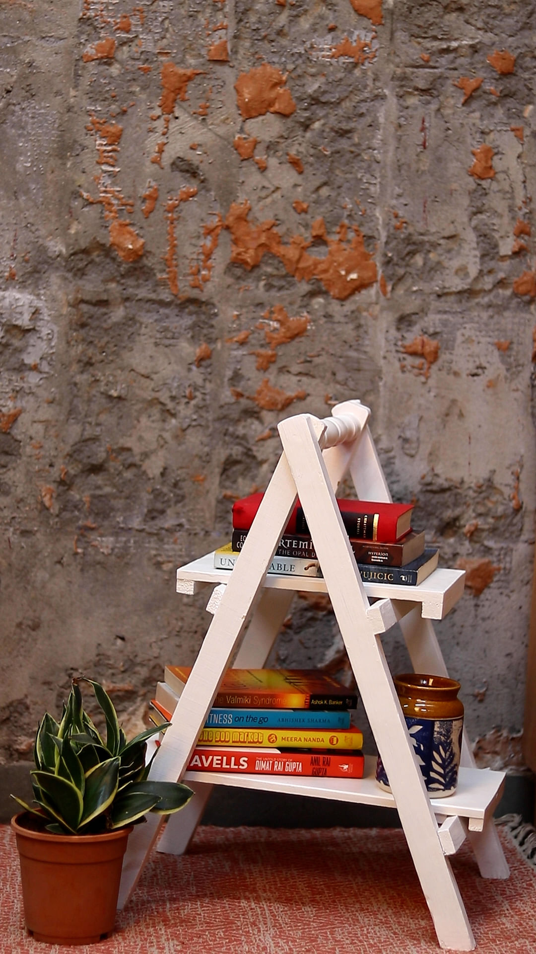 Easel,Plant,Flowerpot,Houseplant,Wood,Line,Wall,Terrestrial plant,Paint,Ladder