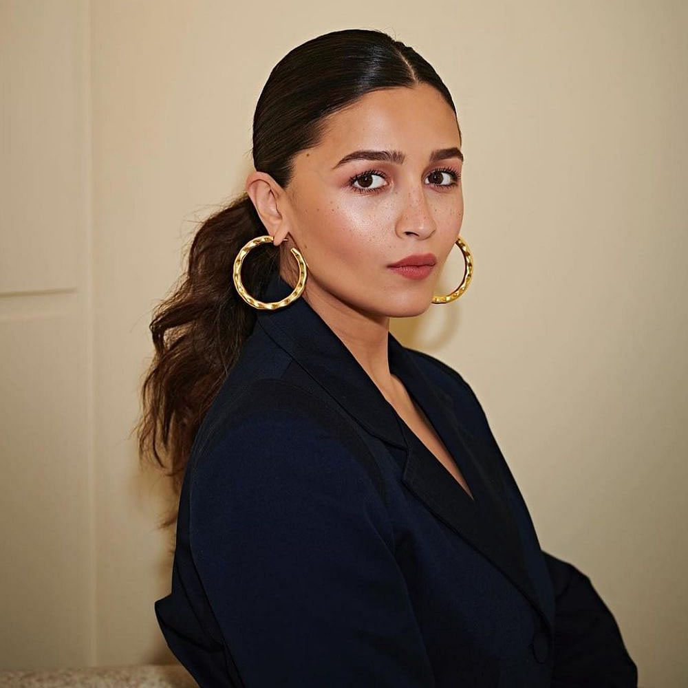 Neck,Sleeve,Eyelash,Earrings,Collar,Makeover,Black hair,Blazer,Door,Lipstick