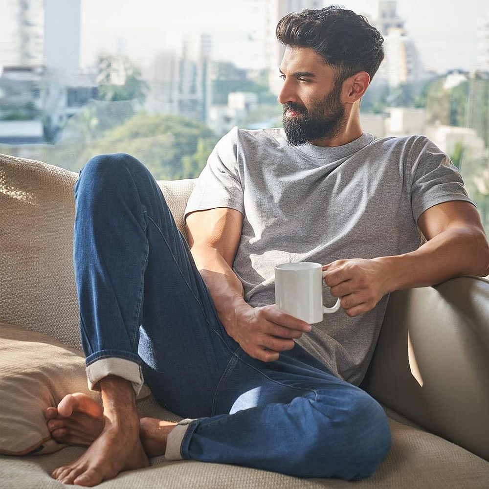 Jeans,Trousers,Hairstyle,Shoulder,Leg,Muscle,Beard,Human,Comfort,Flash photography