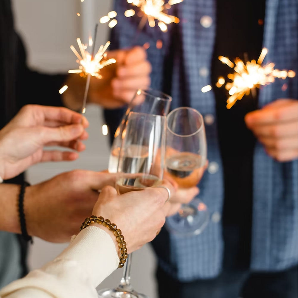 Hand,Photograph,Tableware,Stemware,Drinkware,Gesture,Finger,Yellow,Champagne stemware,Wine glass