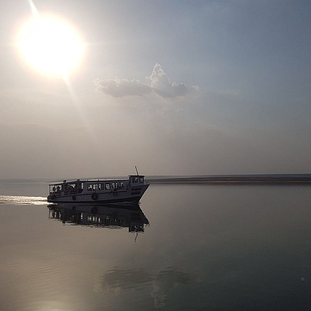 Water,Cloud,Sky,Boat,Atmosphere,Vehicle,Watercraft,Afterglow,Atmospheric phenomenon,Sunset