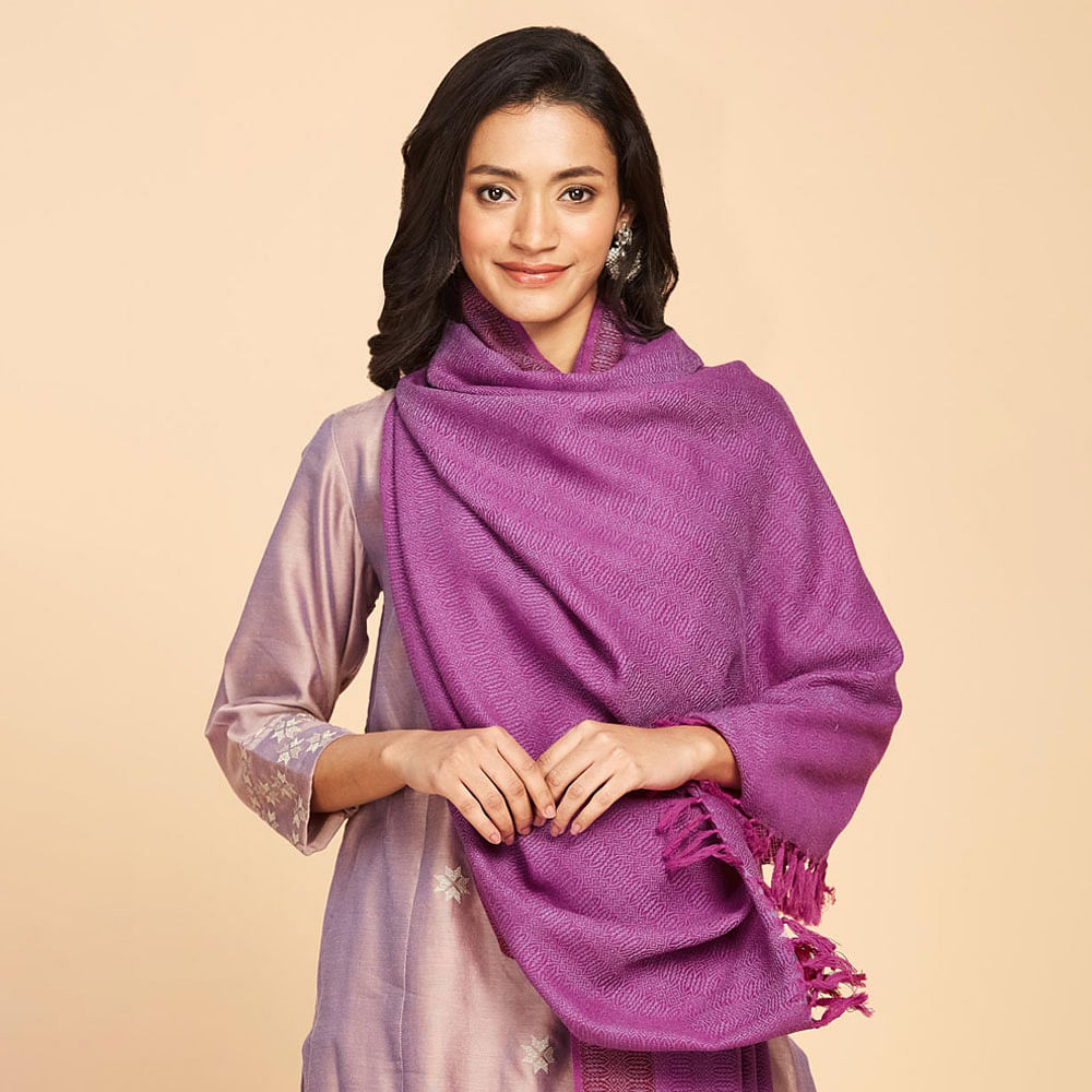 Smile,Wrap,Purple,Neck,Sleeve,Stole,Fashion design,Waist,Magenta,Shawl