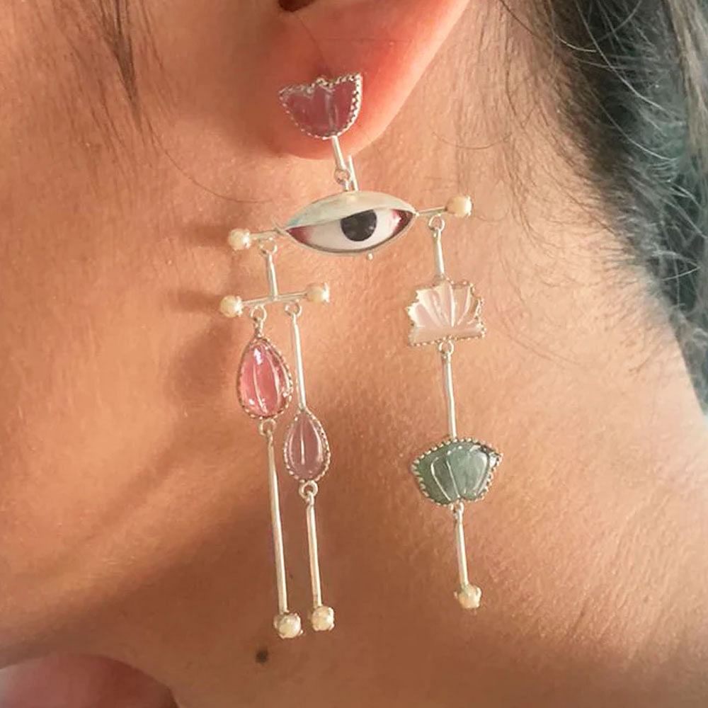 Natural material,Body jewelry,Fashion,Neck,Eyelash,Finger,Creative arts,Earrings,Material property,Eyewear