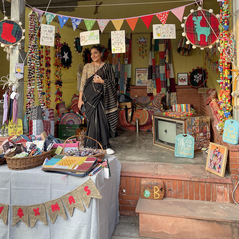 Selling,Textile,Table,Creative arts,Public space,Market,Retail,City,Window,Human settlement