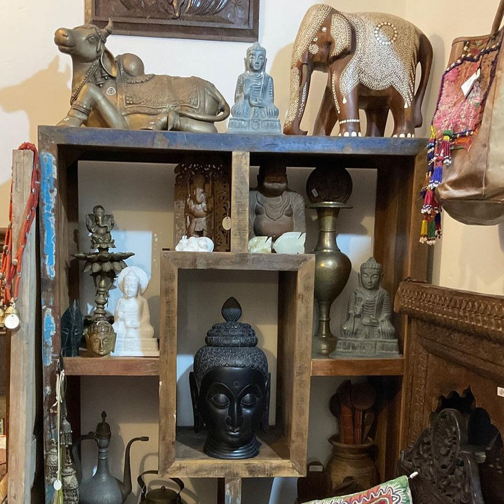 Shelf,Wood,Picture frame,Interior design,Sculpture,Shelving,Art,Serveware,Souvenir,Artifact