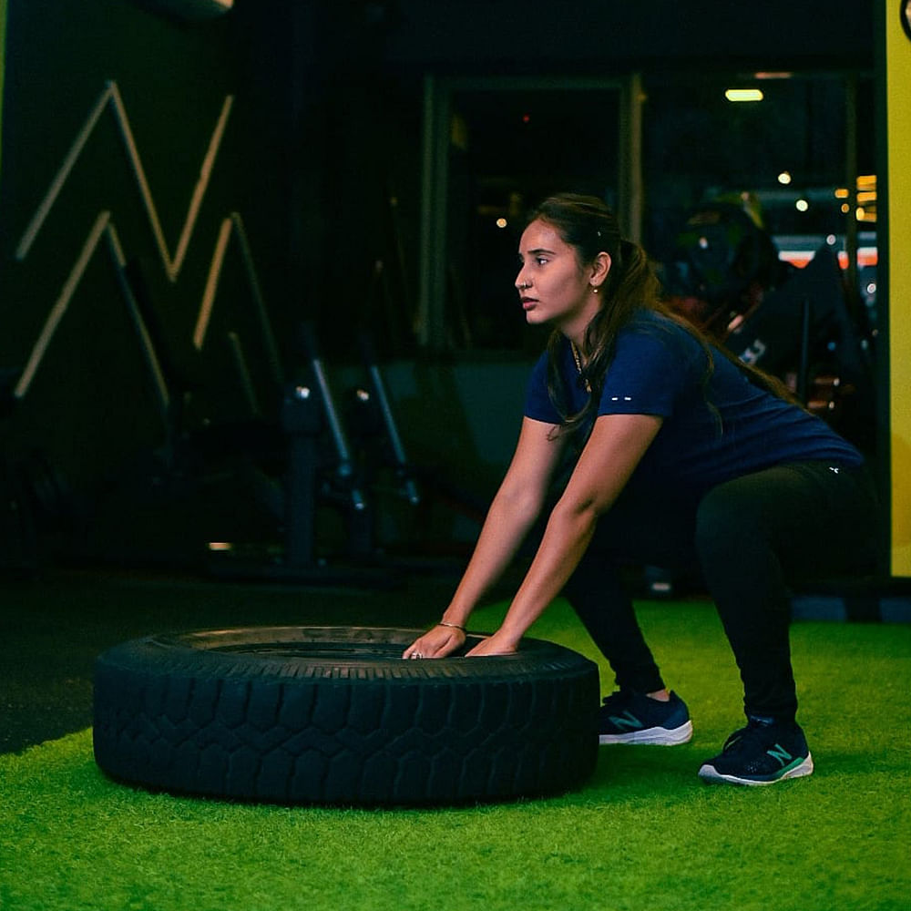 Tire,Leg,Automotive tire,Tread,Flash photography,Thigh,Wheel,Knee,Grass,Synthetic rubber