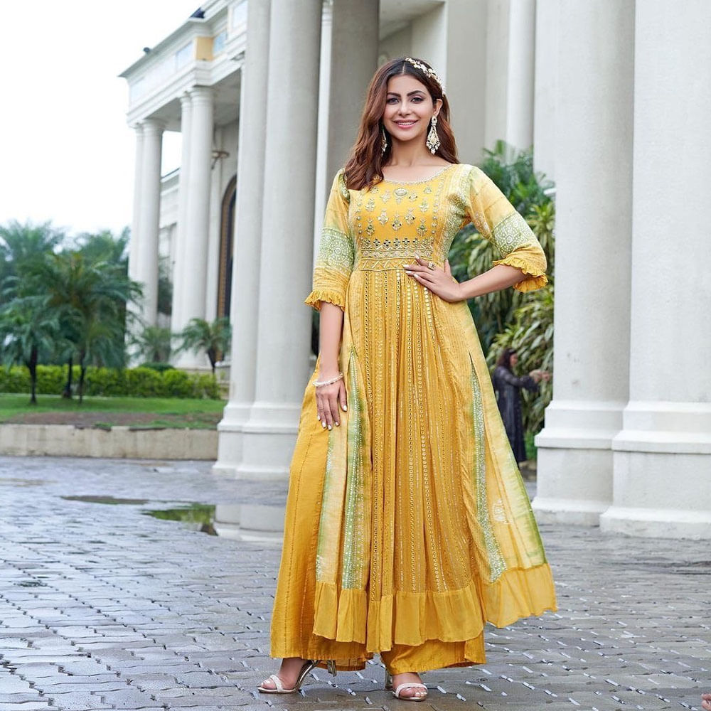 Smile,Shoulder,One-piece garment,Dress,Sleeve,Waist,Plant,Gown,Day dress,Fashion design