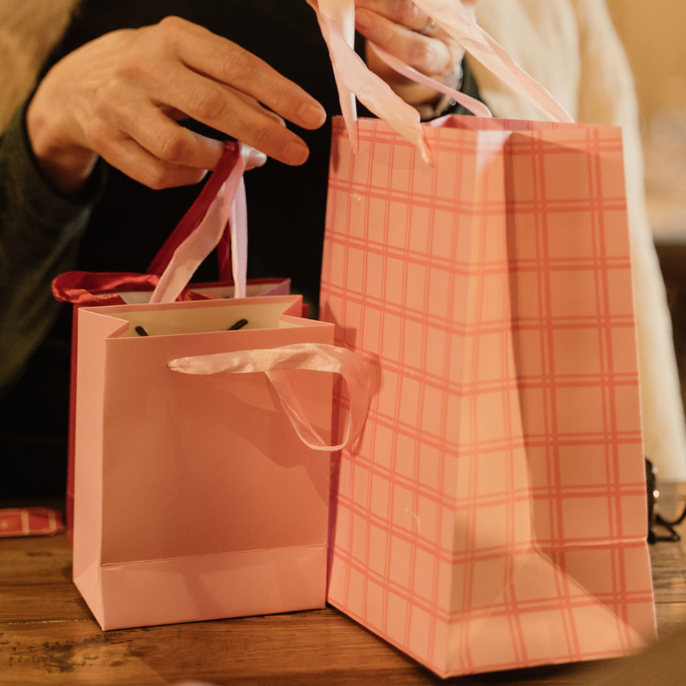 Bag,Luggage and bags,Sleeve,Orange,Event,Font,Flooring,Fashion design,Magenta,Shoulder bag