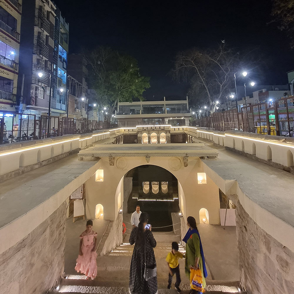 Street light,Building,Light,Infrastructure,Sky,Road surface,Architecture,Thoroughfare,Window,Urban design