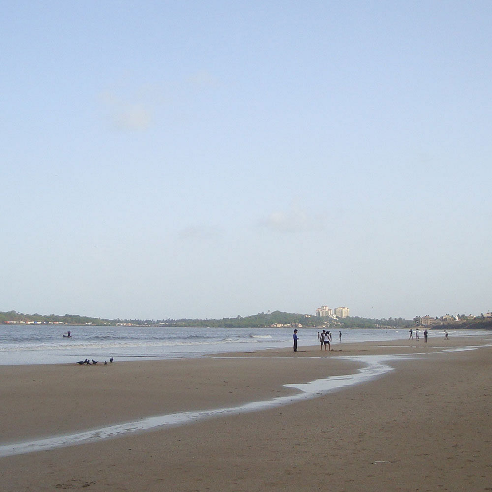 Water,Sky,Fluid,Beach,Coastal and oceanic landforms,Wind wave,Horizon,People on beach,Cloud,Sand