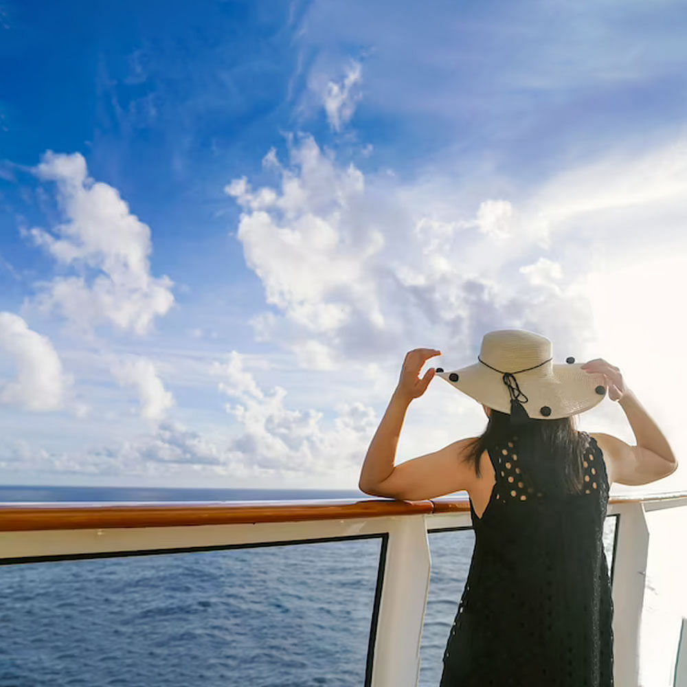 Cloud,Sky,Water,Daytime,Azure,People in nature,Flash photography,Gesture,Happy,Travel