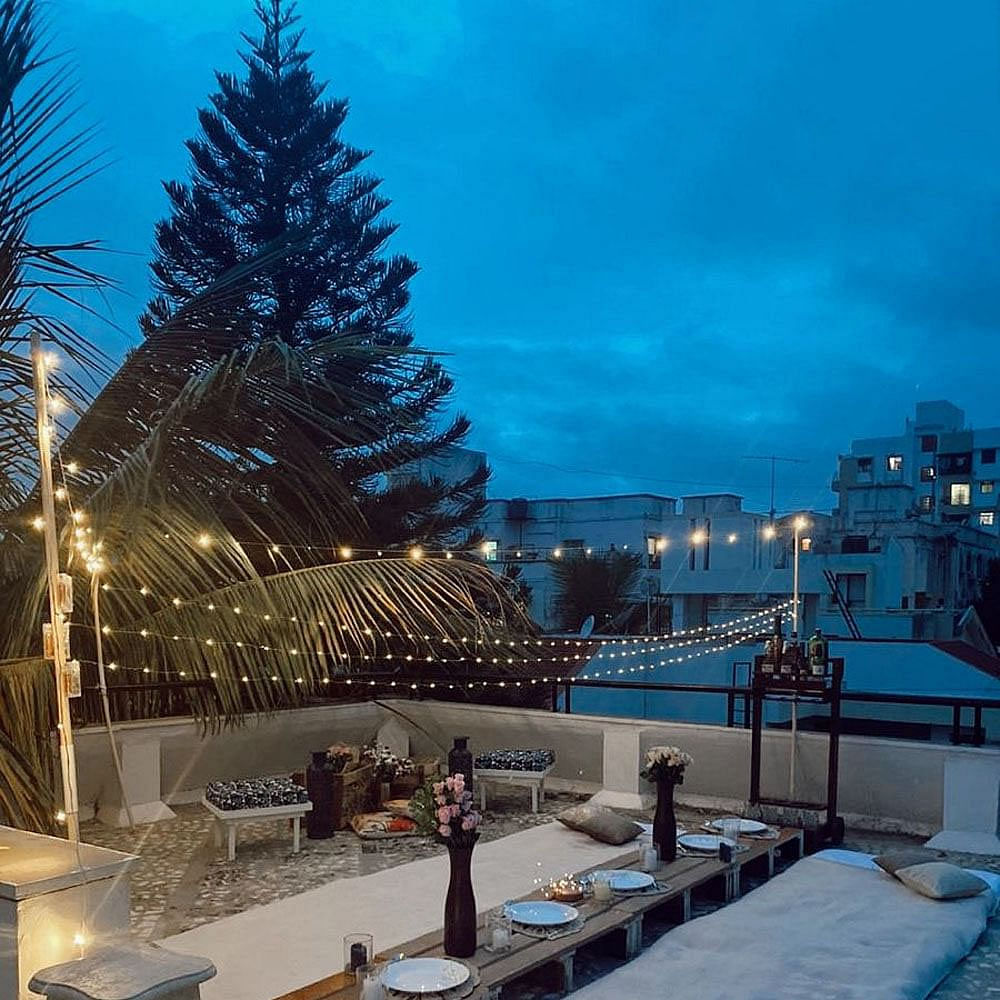 Sky,Building,Cloud,Christmas tree,Tree,Table,Dusk,Urban design,City,Leisure