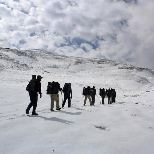 Cloud,Sky,Snow,Mountain,Slope,Ice cap,Freezing,People in nature,Glacial landform,Landscape