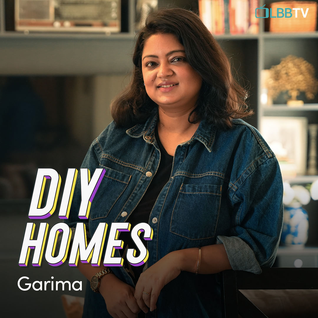 Smile,Picture frame,Sleeve,Flash photography,Happy,Fashion design,Electric blue,Long hair,Shelf,Denim