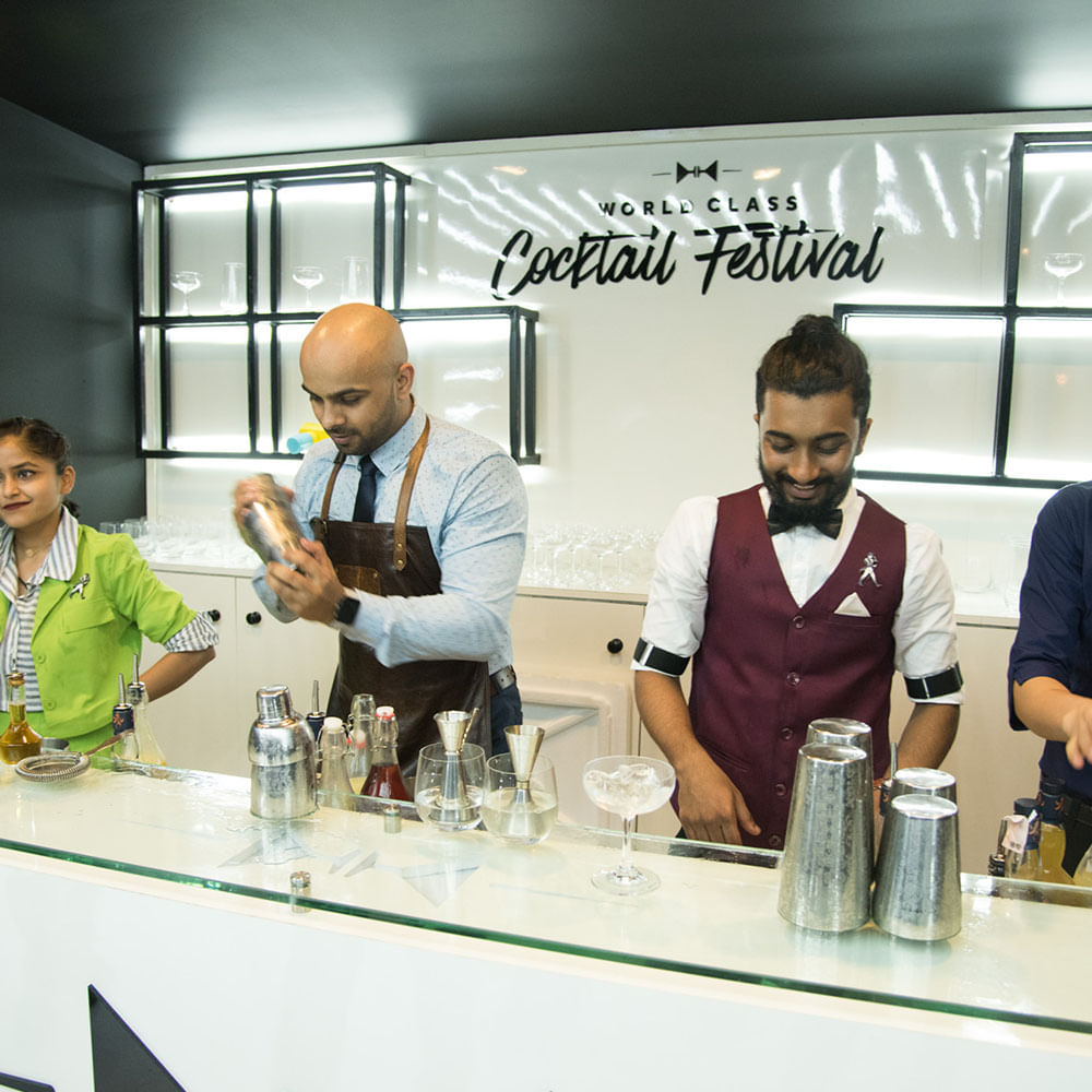 Eyewear,Tableware,Barware,Drinkware,Table,Science,T-shirt,Drink,Customer,Event