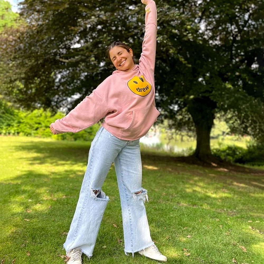 Jeans,Smile,Plant,People in nature,Tree,Gesture,Happy,Waist,Grass,Leisure