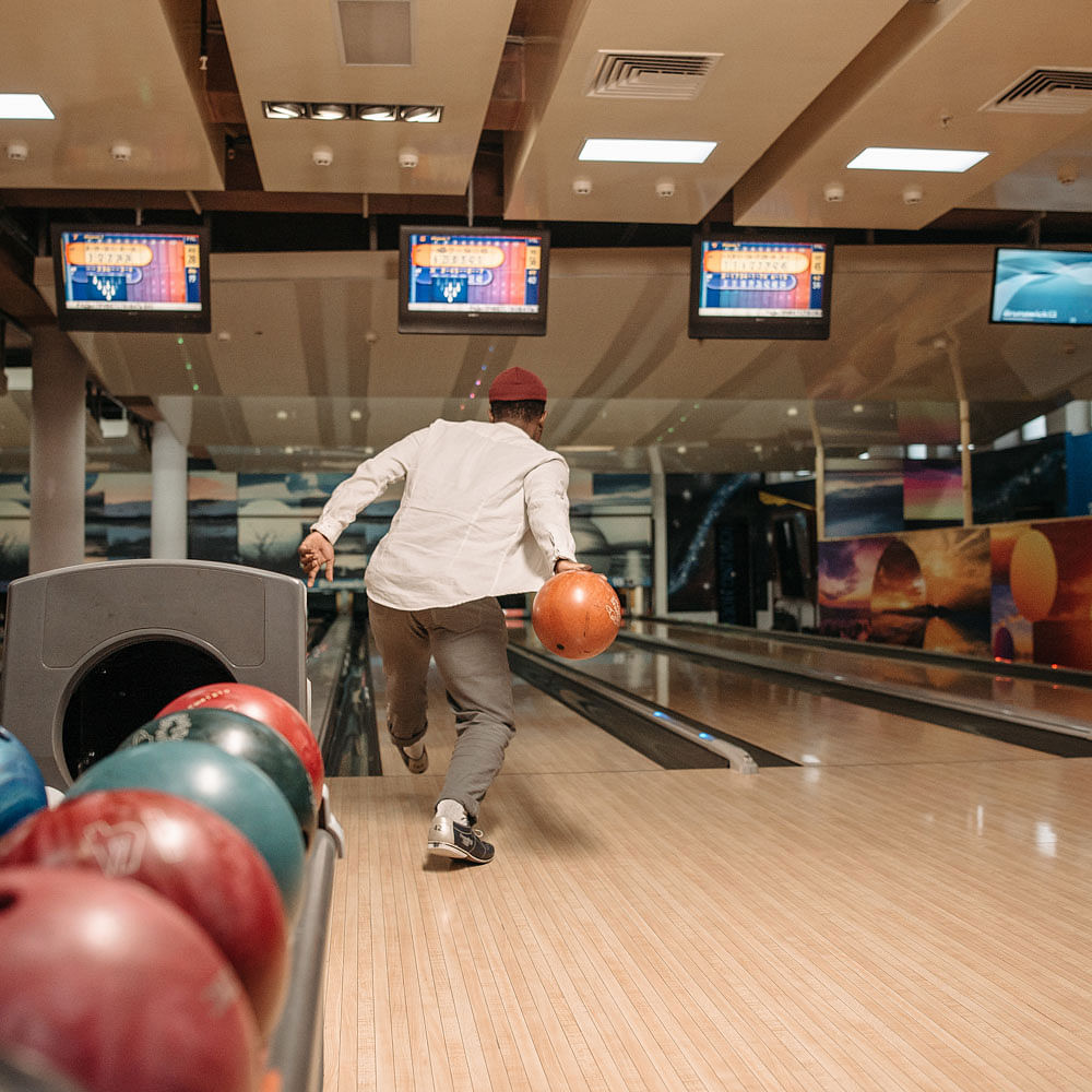 Bowling,Bowling equipment,Bowling ball,Bowler,Ten-pin bowling,Sports equipment,Ball,Wood,Flooring,Duckpin bowling