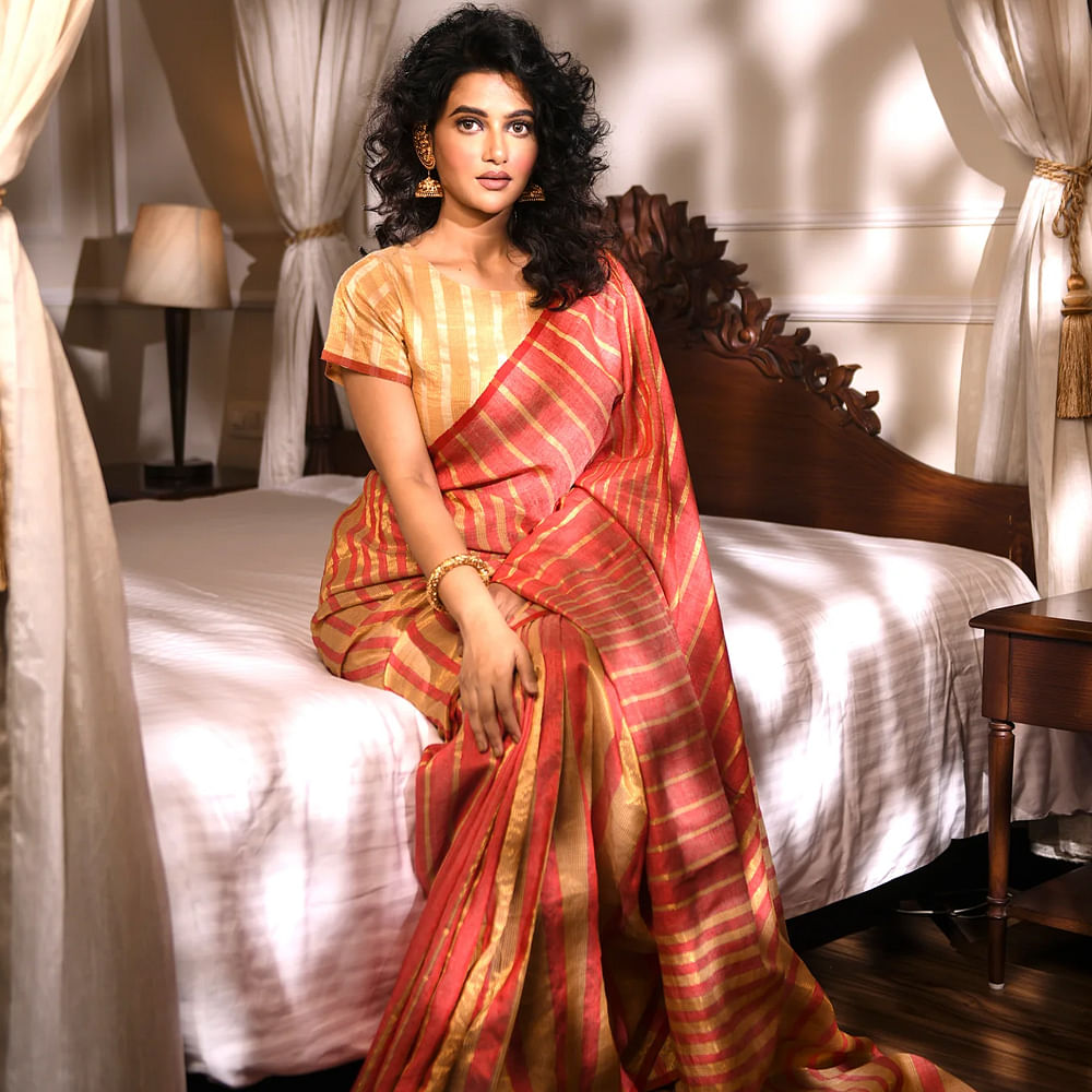Fashion,Waist,Flash photography,Thigh,Curtain,Fashion design,One-piece garment,Black hair,Gown,Fashion model