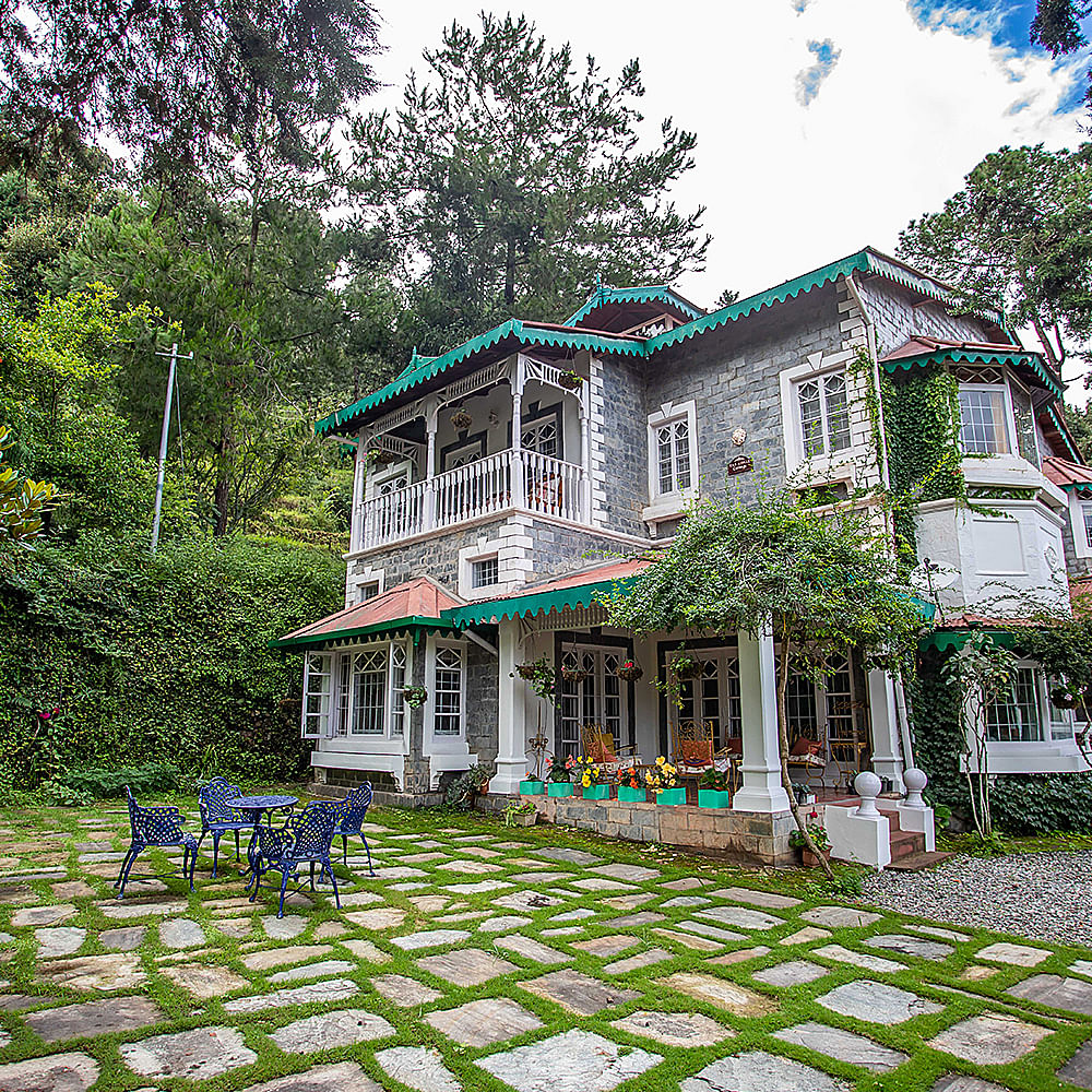 Plant,Building,Sky,Window,Tree,House,Vegetation,Cloud,Leisure,Urban design