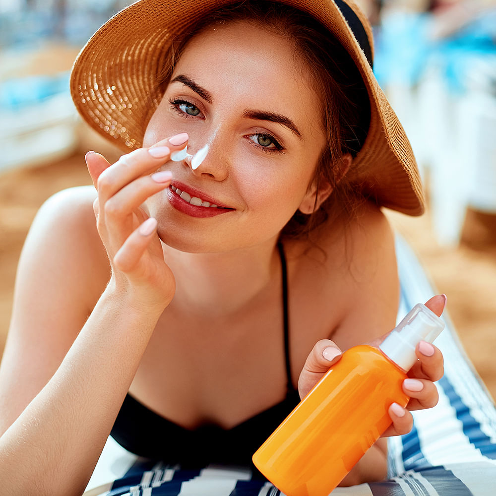 Skin,Lip,Smile,Hand,Hat,Organ,Sun hat,Lipstick,Eyelash,Fedora