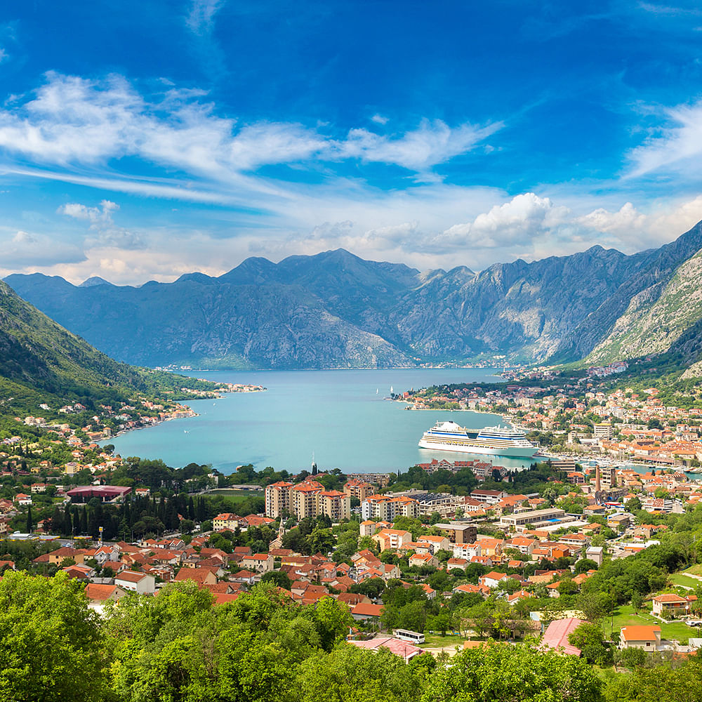 Cloud,Water,Mountain,Sky,Water resources,Building,Nature,Azure,Natural landscape,Tree