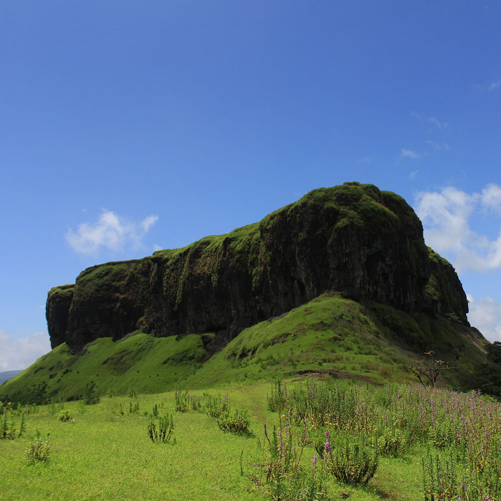 Cloud,Sky,Mountain,Plant,Natural landscape,Bedrock,Grass,Terrain,Landscape,Grassland