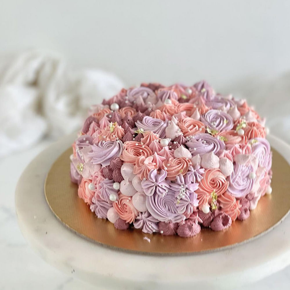 Food,Petal,Ingredient,Cake,Cake decorating supply,Recipe,Flower,Cake decorating,Baked goods,Cuisine