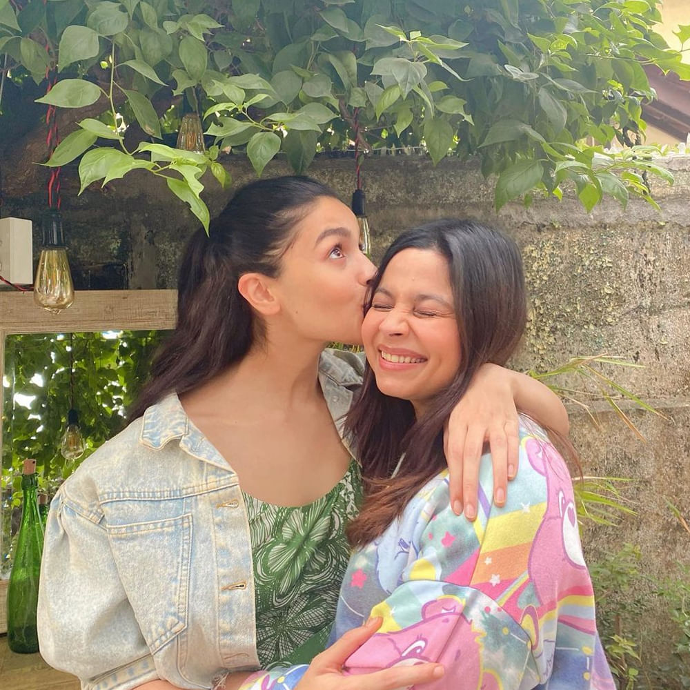 Lip,Smile,Hairstyle,Facial expression,Kiss,Mouth,Plant,People in nature,Organ,Happy